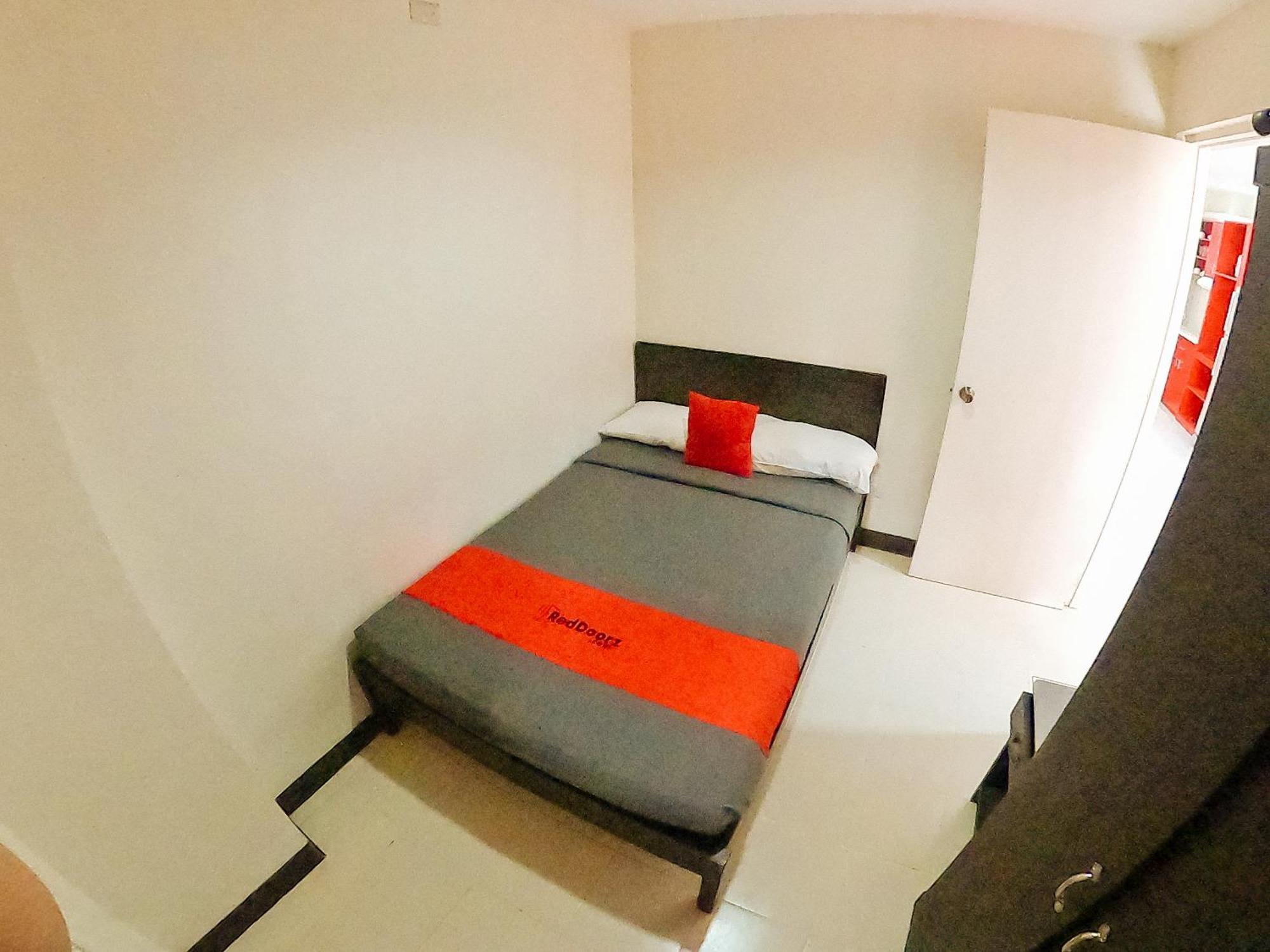 Reddoorz Plus @ Mabolo Себу Номер фото
